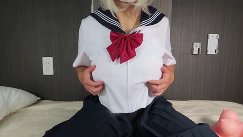 Il travestito giapponese gode del piacere da solo con giocattoli e una vagina finta