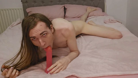 La beauté transsexuelle fait une gorge profonde et chevauche son jouet jusqu'à atteindre l'orgasme