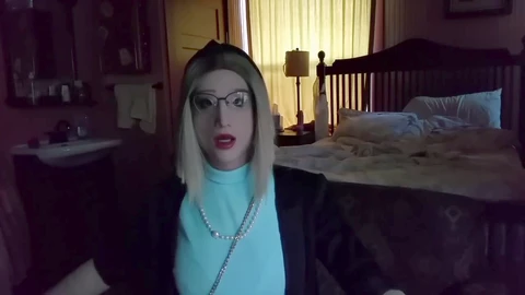 Die Fernbedienung-Nymphe Miss Eva Mae verwandelt sich in eine lebende Puppe in einem Latex-Gimp-Outfit.