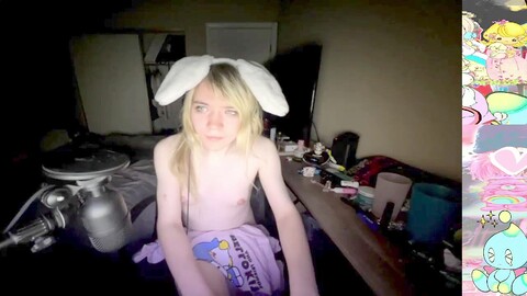 Monetare bionda alla prima esperienza si mostra al buio in webcam.