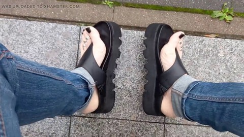 Exhibición pública de travestismo con suelas impresionantes de Heelex