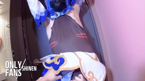 Cosplayer de Ganyu lo pasa duro en un loco cruce de anime
