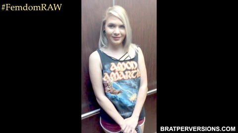 La dominatrice bionda platino Olivia Kasady comanda con un gran sedere e divertimenti legati al feticismo dei piedi.