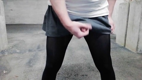 Después de la universidad, una mega-zorra sissy tiene un orgasmo público en el aparcamiento.