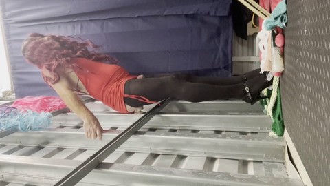 CindiCsissy in un sexy abito rosso ha un sissygasm solo per te