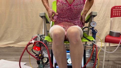 Inflación intensa de nalgas con compresores y temporizador de autolibertad con la milf trans Karolina